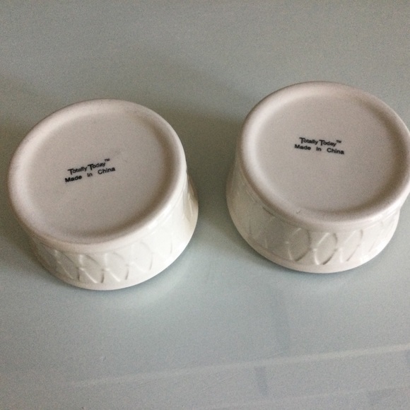 2 Ivory Ceramic Dishes - Picture 3 of 3